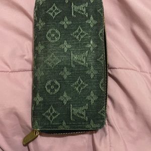 In good condition Louis Vuitton denim zippy wallet